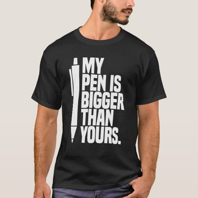 Camiseta Mi Pluma Es Más Grande De Lo Que Dice (Anverso)