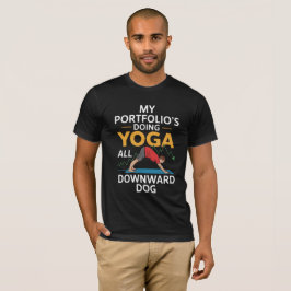 Camiseta Mi portafolio está haciendo Yoga a todo perro de a