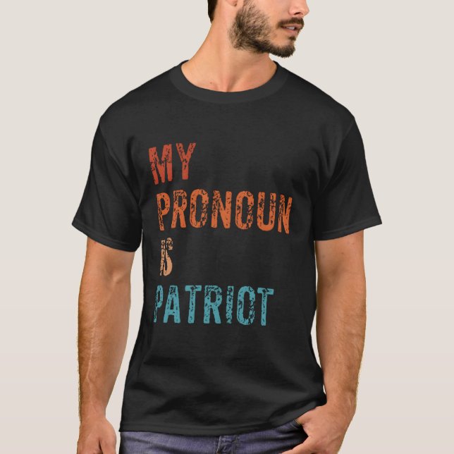 Camiseta Mi Pronombre es Patriota, Republicano, Conservador (Anverso)