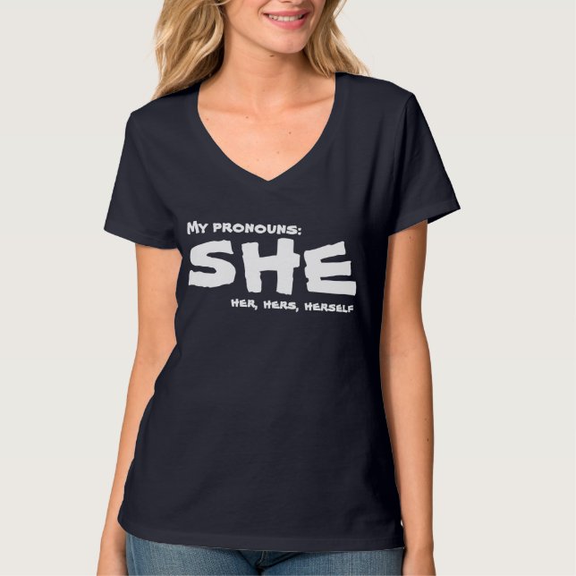 Camiseta Mi Pronouns She (Anverso)