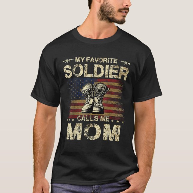 Camiseta Mi Soldado Favorito Me Llama Mamá Orgullosa. (Anverso)