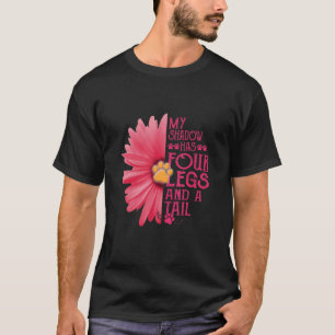 Camiseta Mi Sombra Tiene Cuatro Piernas Y Un Perro De Flor