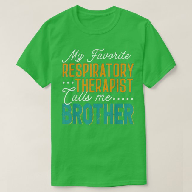 Camiseta Mi terapeuta respiratoria favorita me llama herman (Diseño del anverso)