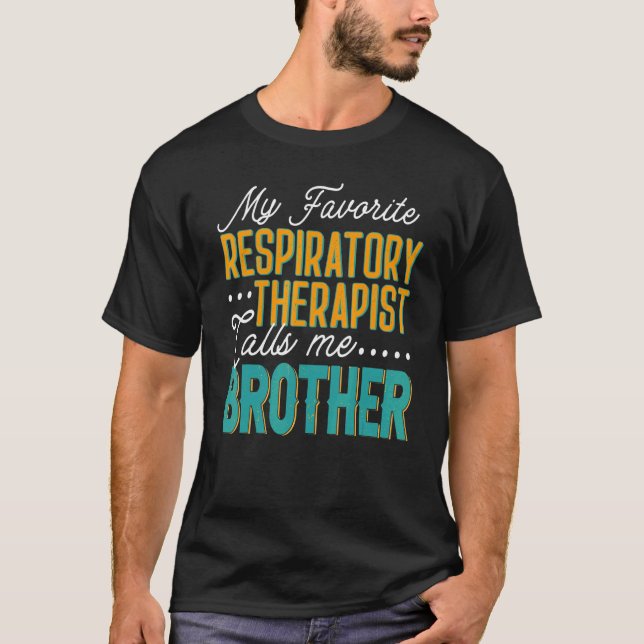 Camiseta Mi terapeuta respiratoria favorita me llama herman (Anverso)