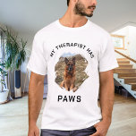 Camiseta Mi terapeuta tiene una foto de perro con patas<br><div class="desc">Para una camiseta de color blanco/claro. Texto negro. ¡Por un amante de los perros! Personaliza y agrega una foto de tu perro. Texto: Mi terapeuta tiene garras</div>