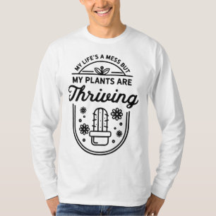 Camiseta Mi vida es un desastre, pero mis plantas son flore