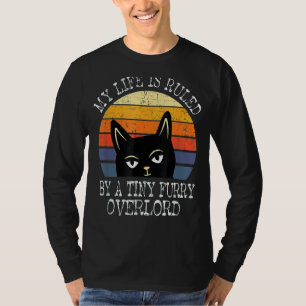 Camiseta Mi Vida Está Dirigida Por Un Pequeño Cernero De La