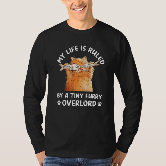 Camiseta Mi Vida Está Dirigida Por Un Pequeño Gato De Cerne (Anverso)
