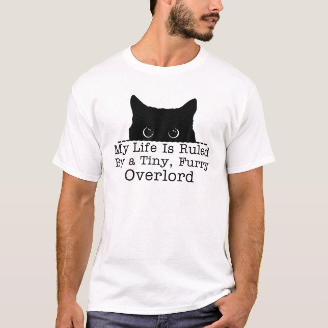 Camiseta Mi Vida Está Dirigida Por Un Pequeño Gato De Cerne (Anverso)