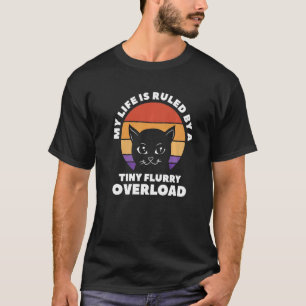 Camiseta Mi vida está gobernada por un pequeño gato de sobr