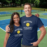 Camiseta Michigan Pickleball Añadir Personalizado del nombr<br><div class="desc">Muestra tu amor por el pickleball de Michigan (cambia fácilmente el nombre del estado y el color de la camisa) con esta impresionante camiseta de pickleball para clubes, equipos, compañeros o ropa de corte diaria. Sólo tienes que añadir tus 3 líneas de texto personalizado para hacer una camisa de pickleball...</div>