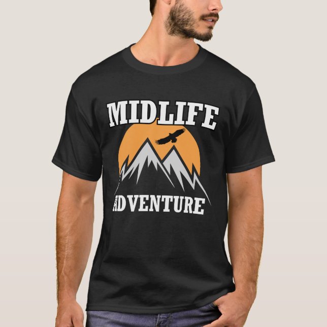 Camiseta Midlife Adventure Mountains divertida crisis de la (Anverso)