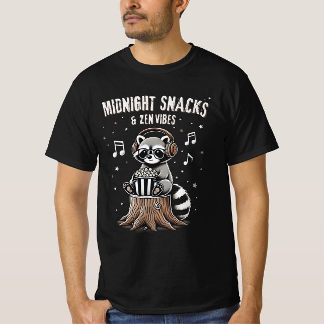 Camiseta Midnight Snacks, Zen Vibes humorvolles Waschbär (Anverso)