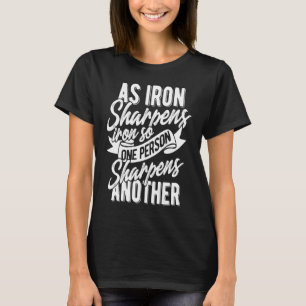 Camiseta Mientras el hierro se afila, una persona afila otr