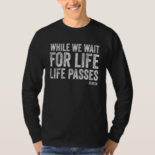 Camiseta Mientras Esperamos La Vida La Vida Pasa   Seneca