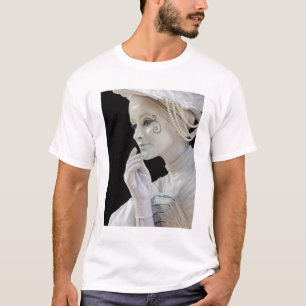 Camiseta Mima femenina actuando en la esquina de una calle