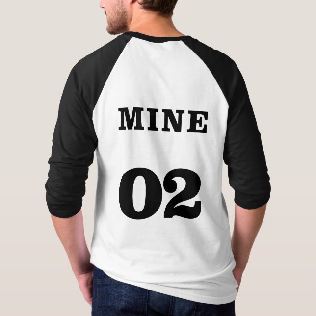 CAMISETA MINA 01. MINA 02. (Reverso)