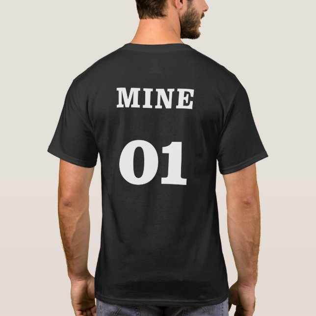 CAMISETA MINA 01. MINA 02. (Reverso)