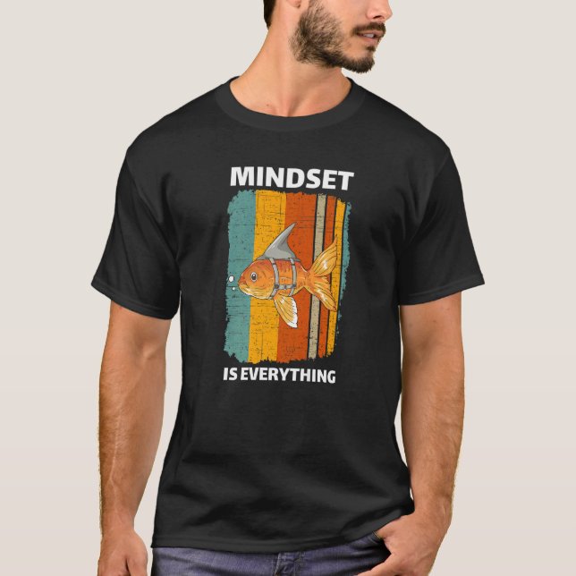Camiseta Mindset Motivational Quote Cute Goldfish Shark Fin (Anverso)