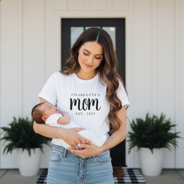 Camiseta Minimal Custom Child Name New Mom Established Year (minimal modern script custom childs name mom established tshirt gift for new moms Mother's Day Gifts)