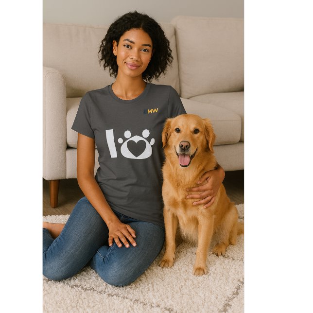 Camiseta Minimalist Dog Mom Shirt | Paw Print Heart Tee (Subido por el creador)