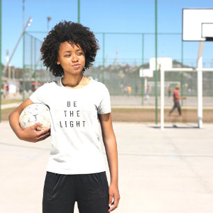 Camiseta Minimalista Sé la Luz Texto Blanco