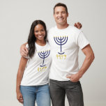 Camiseta Mínimo moderno Menorah Paleo Oro de la Marina Hebr<br><div class="desc">Moderno diseño Menorah mínimo en la marina, con Relieve metalizado de oro falso en las puntas de las velas y letras de Paleo Hebreo escritas debajo de la Menorah. Las letras hebreas Paleo solían escribir la palabra Menorah: Mem, Nun, Resh, Hey. Su significado, en resumen, es Mem - Caos Poderosa...</div>