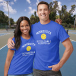 Camiseta Minnesota Pickleball Añadir Personalizado Socio de<br><div class="desc">Muestra tu amor por el pickleball con esta impresionante camiseta de pickleball de Minnesota para clubes, equipos, socios o ropa de uso diario. Sólo tienes que añadir tus 3 líneas de texto personalizado para hacer una camisa de pickleball totalmente única. Ideal para torneos, camisetas del club a juego o para...</div>