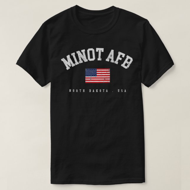 Camiseta Minot AFB ND Retro American Flag Nombre de la ciud (Diseño del anverso)