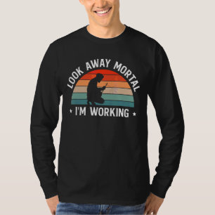 Camiseta Mira hacia fuera Mortal, estoy trabajando para sol