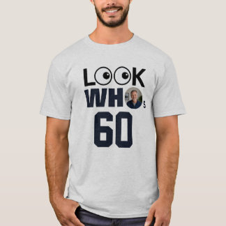 Camiseta Mira Quien Cumple 60 Años Cumpleaños Divertido Per