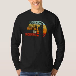 Camiseta Míralo Mortal estoy trabajando en Forging Metalwor