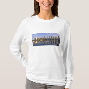 Camiseta Mirando a través de False Creek en el horizonte de