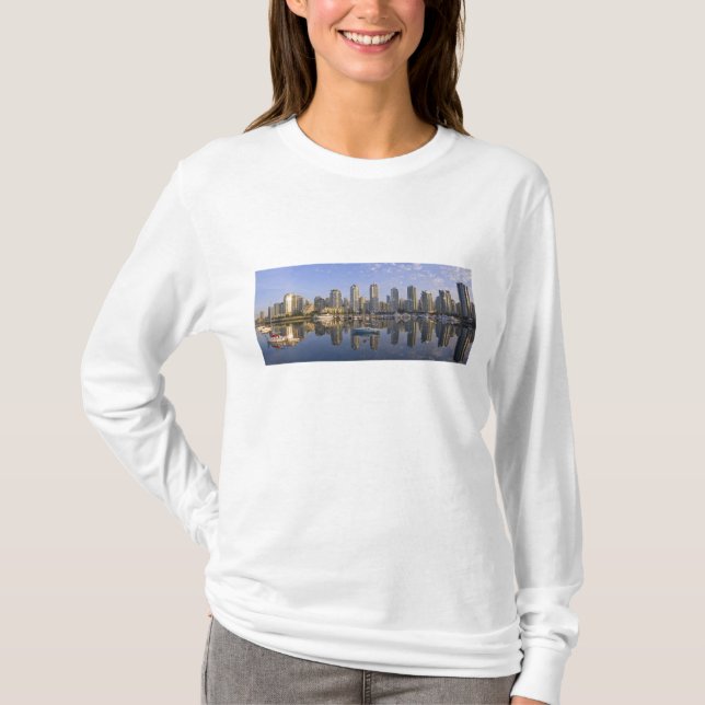 Camiseta Mirando a través de False Creek en el horizonte de (Anverso)