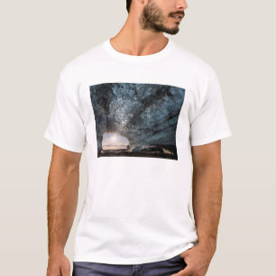 Camiseta Mirando desde una cueva de hielo, Islandia