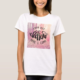Camiseta Mire hacia fuera el fin de semana aquí que vengo