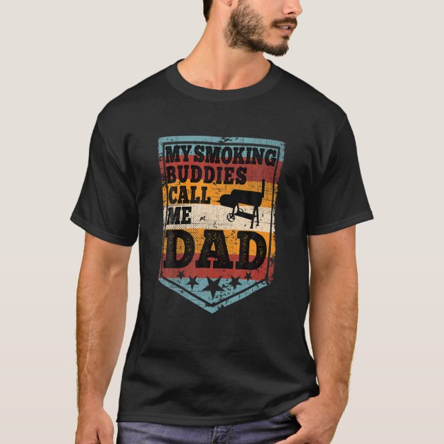 Camiseta Mis Amigos Fumadores Me Llaman Fat Funny BBQ Grill (Anverso)