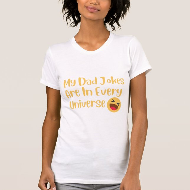 Camiseta mis chistes de papá están en todos los Universos (Anverso)