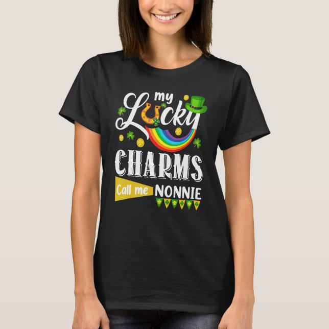 Camiseta Mis Encantos Lucky Me Llamaron Nonnie St Patricks  (Anverso)