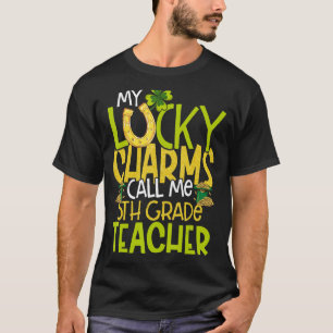 Camiseta Mis Encantos Suertudos Me Llaman Maestra De 5º Gra