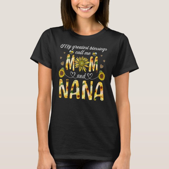 Camiseta Mis Mejores Bendiciones Me Llaman Mamá Y Flor NaNa (Anverso)