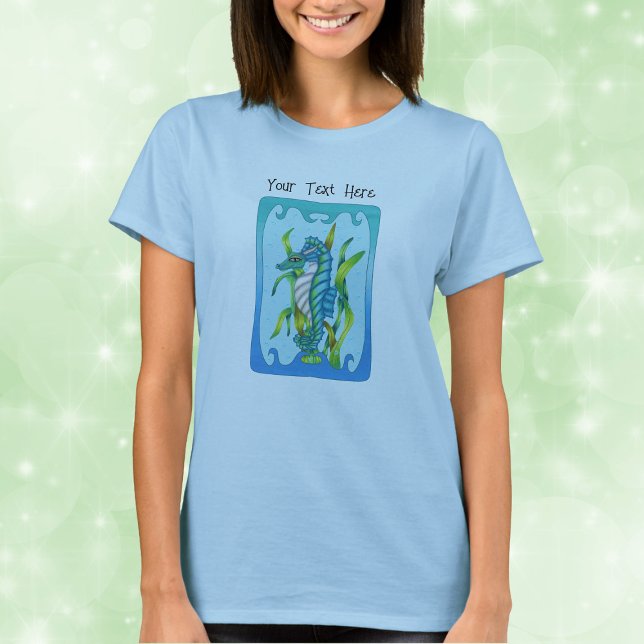Camiseta Mítico Aqua Blue Sea Dragon Wavy Blue Frame (Mythical aqua blue sea dragon horns green seaweed water bubbles in blue frame on woman's tee shirt.)