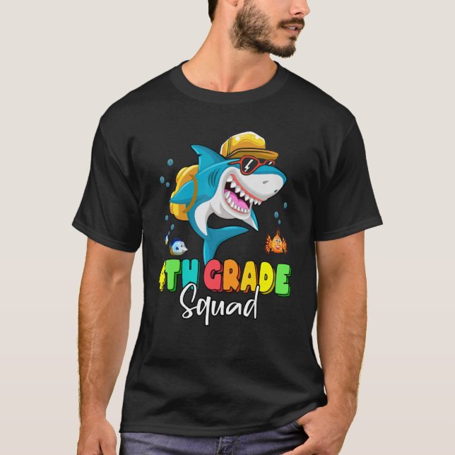 Camiseta Mochila de tiburón de 4º grado de vuelta a la escu (Anverso)
