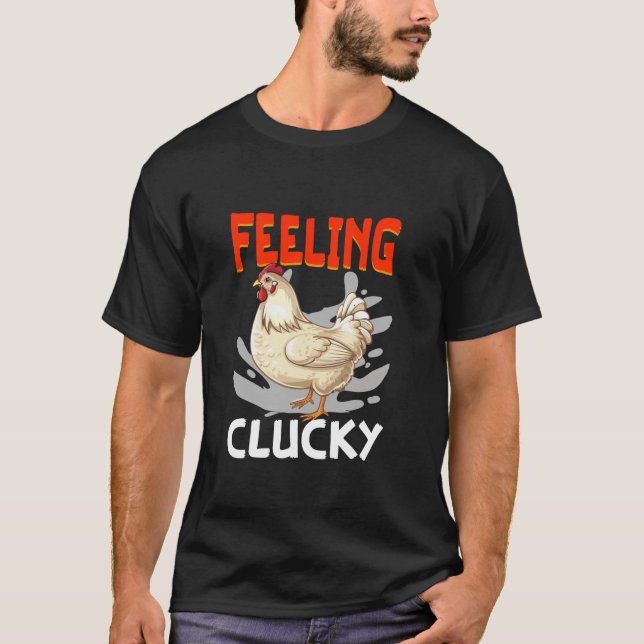 Camiseta Moda de Granjeros de Pollos con Clucky (Anverso)