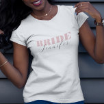 Camiseta Moda Dusty Pink Bold Script Calligraphy Nombre de<br><div class="desc">Celebra tu soltera con esta elegante camiseta minimalista,  con una tipografía rosa polvorienta y un elegante nombre de caligrafía. Añade fácilmente tus propios detalles haciendo clic en la opción "personalizar".</div>