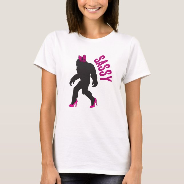 Camiseta Moda Sassy Sasquatch (pie grande) (Anverso)