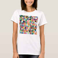 Camiseta modelada triángulo geométrico colorido