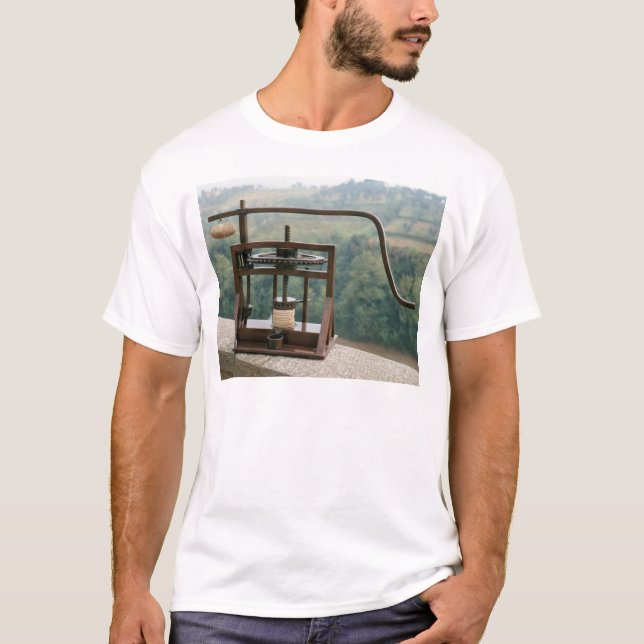 Camiseta Modelo de funcionamiento de una prensa verde oliva (Anverso)