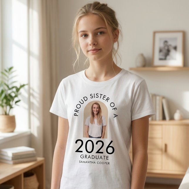 Camiseta Modern Arch Photo Proud Sister of 2026 Graduate (Subido por el creador)