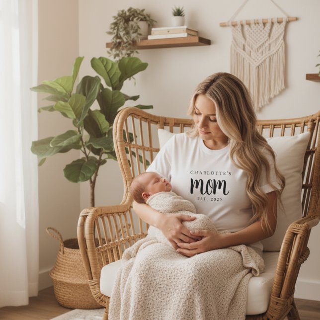 Camiseta Modern Black Script establece el nombre personaliz (simple black and white modern mom established date tshirt with baby name for new mama mothers day)